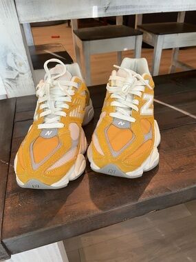 New Balance 9060 Varsity Gold Mens 7 Women’s 8.5 running sneakers athletic shoes